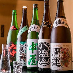 和食 こばやし 個室割烹_地酒や焼酎は毎週3～5本ずつ入れ替え常時新鮮なラインナップ