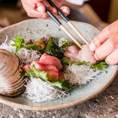 和食 こばやし 個室割烹_【季節感じる旬の一皿】
四季折々の味覚を取り入れ、その日最高の食材を使用してお作りする当店のお料理。その時期ならではの旬の味覚を存分にご堪能いただけます。和食一筋40年の経歴を持つ料理長・小林が作る、絶品の会席料理をお楽しみください。