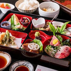 和食 こばやし 個室割烹_【ランチメニューもご用意】
気軽の当店の味をお楽しみいただけるよう、ランチメニューをご用意しております。今日はいつもより上質なお昼ご飯を、そんな時はぜひ《こばやし》へお越しください。接待などのご会食に最適な松花堂もご用意しております。