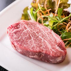 和食 こばやし 個室割烹_【上質な黒毛和牛を使用】
逸品料理や、コースのメイン料理でご提供する和牛。当店では、葉山牛や石垣牛など、和牛の中でも産地や品種、肉質の等級などで厳選した牛肉を使用しております。魚介に重きを置く当店が自信を持ってご提供する上質な和牛を、ぜひご堪能ください。