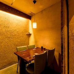 和食 こばやし 個室割烹_温かい雰囲気のあるテーブル席の個室（～4名様）