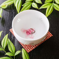 和食 こばやし 個室割烹_【結納・顔合わせに最適】
当店では結納や顔合わせにもご利用いただけるよう、桜湯などのご用意もございます。祝いの席に相応しい祝い膳を含めたコースなど、お客様のご要望に合わせてコースの内容を組み立てることも可能です。ぜひお気軽にご相談くださいませ。