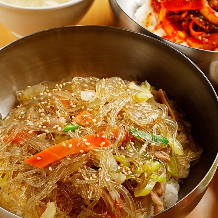 チャプチェやプルコギなど韓国料理の丼ものはランチ限定