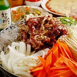 韓国鍋や焼肉、チーズタッカルビなど、本格韓国料理を味わえる