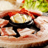食べ放題サムギョプサルは肉汁溢れる極厚＆カリッと香ばしい極薄