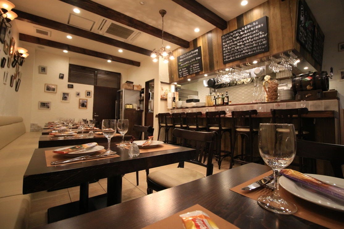 落ち着いた空間が広がるオステリア オリーヴァ ネーラ ア トーキョーの店内