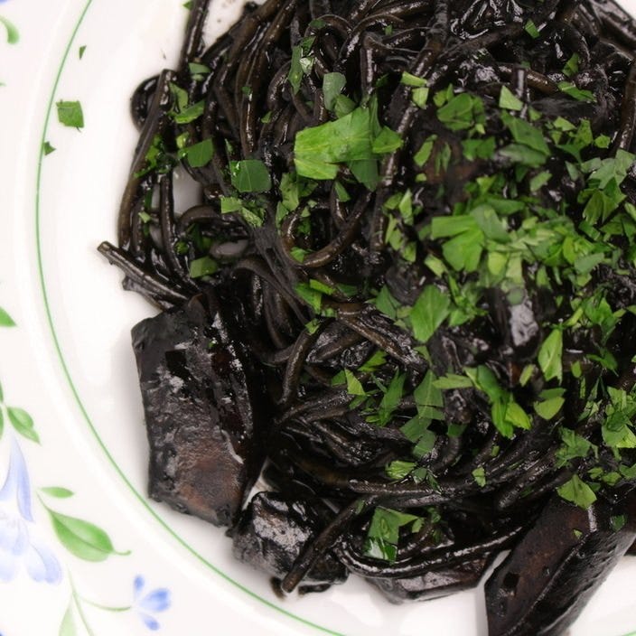 白いお皿に盛りつけられたオステリア オリーヴァ ネーラ ア トウキョウのパスタ料理