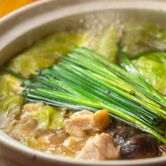 鶏の旨みたっぷり！出汁が決め手のお鍋は〆の雑炊まで楽しめる