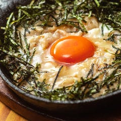 とろろ鉄板焼きは人気の逸品。玉子をくずしていただきます