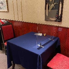【アクリル板の設置】テーブル席にはアクリル板を設置し、飛沫防止対策をしております。ご安心してお食事をお楽しみください。