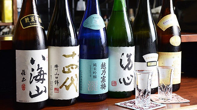 厳選された日本酒の数々。数十種類の日本酒を常備しています。