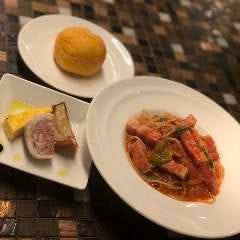 写真はパスタランチ（お好きなパスタ・前菜・パン）です