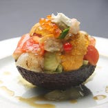 雲丹やいくら、蟹など豪華な食材を使った見た目にも美しい『アボカドサラダ』