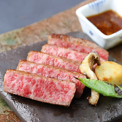 うま味をぎゅっと閉じ込め焼き上げた「油谷牛の炭焼」は絶品