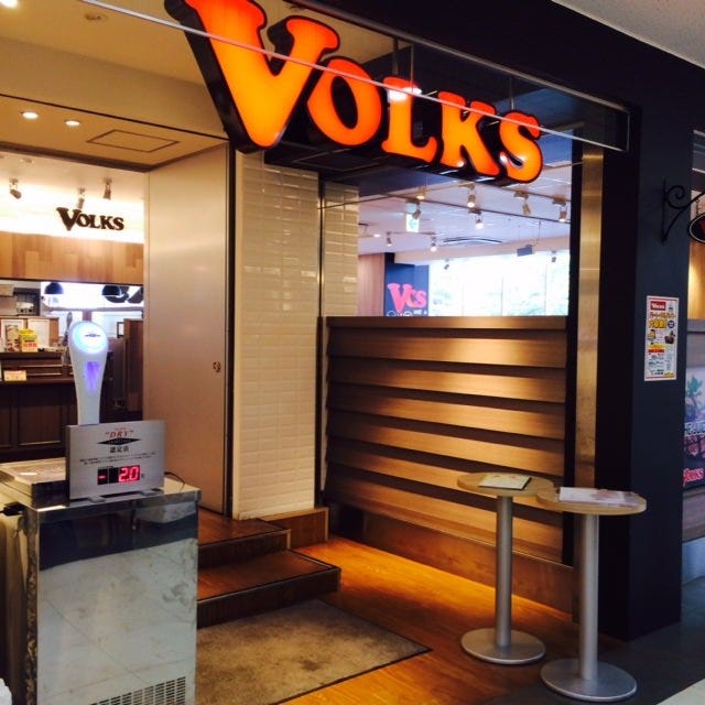 オレンジ色の文字が光る「VOLKS」の店先