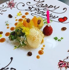 【記念日コース】お花いっぱいの華やかなデザートプレートが人気のコース