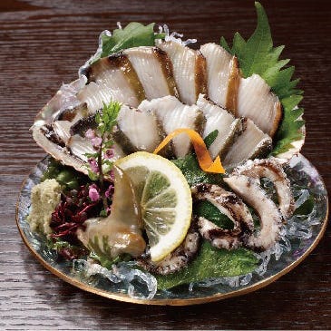 海鮮磯料理 磯くら 青葉台店_(1番人気)【贅沢】活あわび姿造りとしまあじ姿造り盛りコース<7品> 飲み放題付き