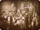 1930頃　小岩駅前　昭和道り商店街の永楽店先にて女将と女中さん子供たちで記念撮影
