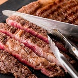 鮮度の良いお肉をしっかりと下処理して炭火でじっくりと焼き上げ