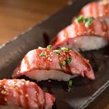 メディアで話題沸騰中の肉寿司が大人気◎【東京都】