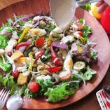 【20種のグリル野菜のごちそうサラダ】20種のグリル野菜をたっぷりと使い、特製のホットベーコンドレッシングでお召し上がりいただきます！