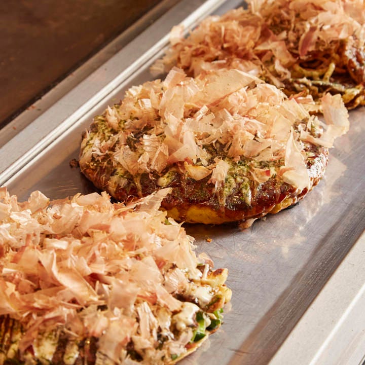 鉄板に並んだ千房 セレオのお好み焼き