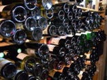 お店の地下カーヴには生産者から直接買い付けたワインがたくさん