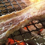地元神奈川産のうま味たっぷりのバラ肉を炭火で焼きました。塩コショウとワサビで召し上がれ！