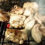 九州の特に宮崎県では鶏もも肉を炭火の網の上で転がしながら炙り焼きにします。香ばしくてジューシーです。