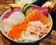 「お茶碗でミニ海鮮丼」680円　締めにはちょうど良いサイズ！