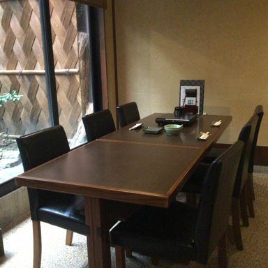 博多もつ鍋 龍 金澤尾張町_中庭を眺めながらゆっくりとお食事をお楽しみいただけます