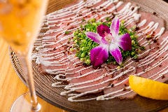 【牛タンのカルパッチョ】 牛タンを低温調理した自慢の一皿です
