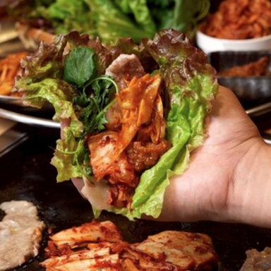 もんじゃ・韓国風鉄板焼「まんぷく」関内店_当店自慢の「ミナリサムギョプサル」