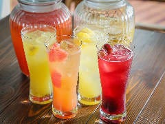 【自家製フルーツビネガー】店頭にずらりと並ぶ自慢のドリンク