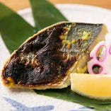 季節の魚をコースや日替わりメニューの焼き物でご堪能ください。とある日は「鰆の西京漬け」をご用意しました。