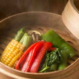 その日一番の野菜をせいろで“蒸す”だけのシンプルなメニュー。素材の旨み、甘み、香りが存分に引き出され、日本酒の肴にぴったりな一品です。