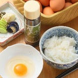 「京たまご 茶乃月」の卵は、〆に人気の玉子かけご飯で味わってください。醤油は京都の老舗豆富屋「賀茂とうふ 近喜」さんから、お米は口当たりのよいコシヒカリを使用しています。