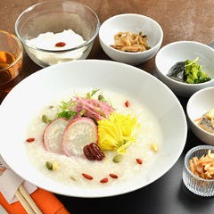 見た目にも鮮やかな養生粥 からだもこころも満たされます