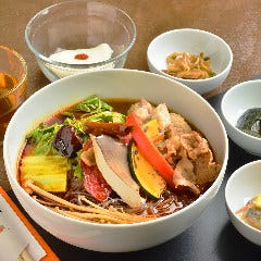選べる薬膳春雨ランチ「麻辣」「白湯」「菌滋湯」からどうぞ♪