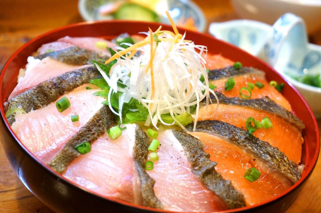 鮭とブリの丼、名付けて「さけ丼ぶり」！豊富な薬味で好みの味に 