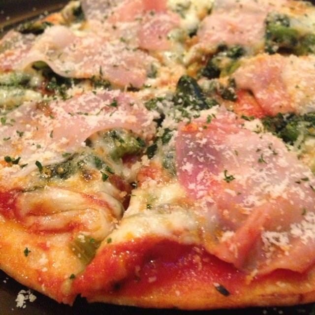 【ホウレン草とブロッコリーのピザ】
トマトソースベース♪美味