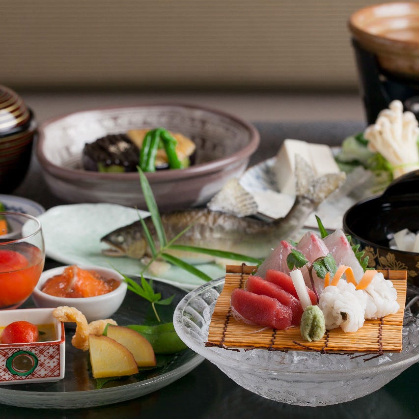 京都の美味を月替わりの会席コースにてお楽しみいただけます