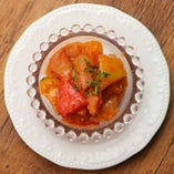 野菜をトマトソースで煮詰めたイタリアの前菜カポナータ