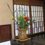 広間の前でお迎えしている 花。