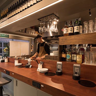 アヒージョ専門店AJILLO アジロ 下北沢店_仕事終わりやデートに最適◎間接照明が心地よいカウンター席