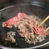 最初の1枚は、熱々の鉄板鍋で焼き上げてお召し上がりください♪