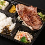 お昼はお弁当もご用意しております。