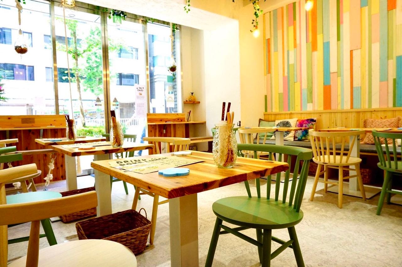 大きな窓とカラフルな壁紙が印象的なパラダイスポキの店内