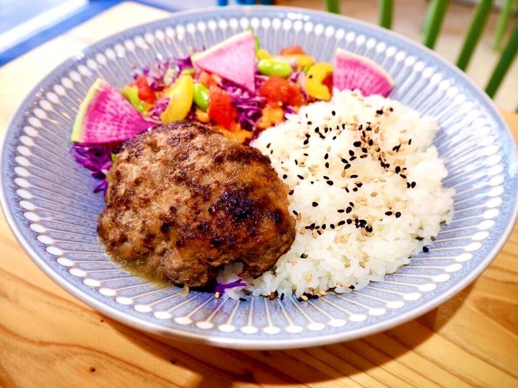 1枚のお皿にハンバーグとごはん、サラダが盛り付けられている