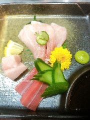本マグロ中トロお造り。原価度外視赤字商品。